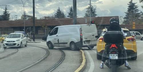 Eskişehir’de trafikte riskli ve ilginç dönüş