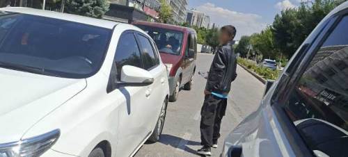 Eskişehir'de trafikte su satmaya çalışan çocuğun tehlikeli mesaisi