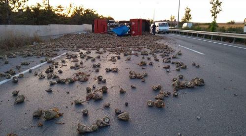 Eskişehir'de traktör devrildi, yol bu hale geldi