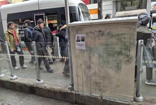 Eskişehir'de tramvay durağına asılan yazı yüzleri güldürdü