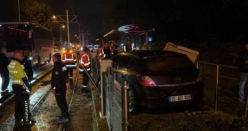 Eskişehir'de tramvay durağını yerle bir etti: Aracın içinde sıkıştı...
