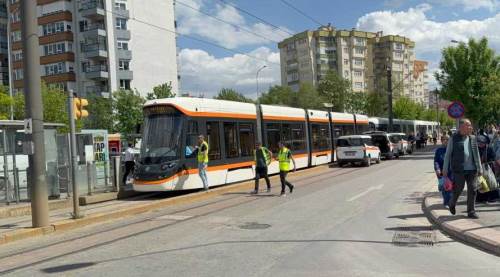 Eskişehir’de tramvay hattında tehlikeli anlar: Yolcular tahliye edildi!