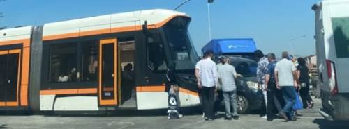 Eskişehir’de tramvay ile araç çarpıştı: Seferler aksadı