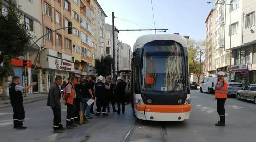 Eskişehir’de tramvay ile belediye otobüsü çarpıştı: Seferler değişti
