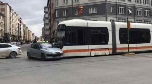 Eskişehir'de tramvay ile otomobil çarpıştı