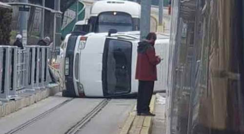 Eskişehir'de tramvay kullanacaklar dikkat! Minibüs devrilince...