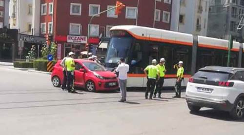 Eskişehir'de tramvay otomobille çarpıştı!