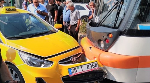 Eskişehir'de tramvay taksi ile çarpıştı