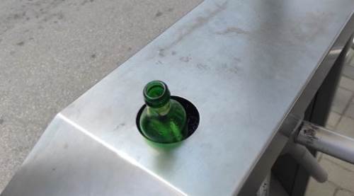 Eskişehir'de tramvay turnikesine konulan soda şişesine tepki!