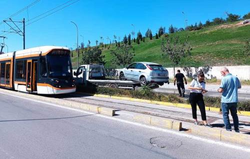 Eskişehir’de tramvay yoluna giren otomobil ulaşımı aksattı
