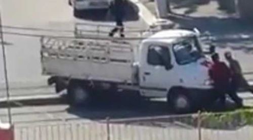 Eskişehir'de tramvay yoluna takılan kamyonet
