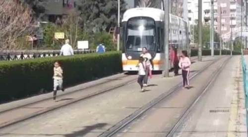 Eskişehir'de tramvay yolunda korku dolu anlar!