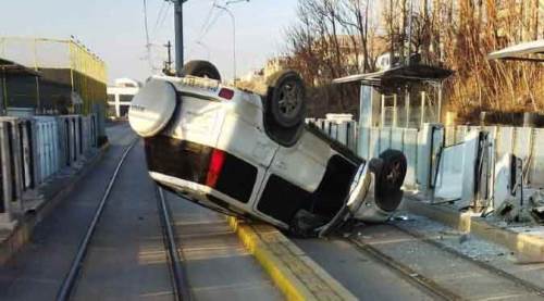 Eskişehir'de tramvay yolunda takla attı!