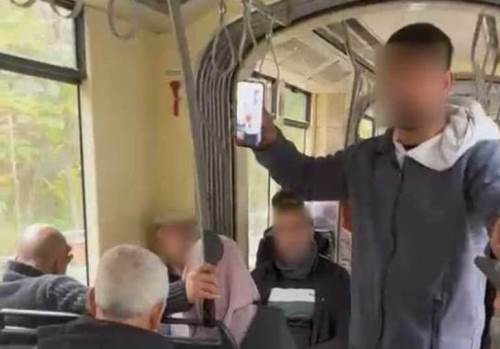 Eskişehir’de tramvayda akılalmaz yöntem: Çocuk fotoğrafıyla para istedi
