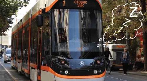 Eskişehir'de tramvayda böyle uyudu: Kimse dokunmadı!