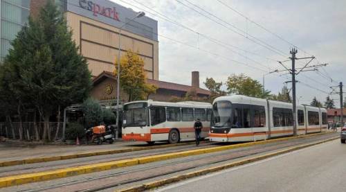 Eskişehir'de tramvaydakiler yolda onu görünce dondu kaldı
