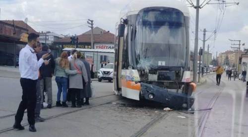 Eskişehir'de tramvayı raydan çıkaran kaza!