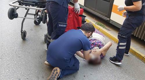 Eskişehir'de tramvayın önünde raylara düştü!