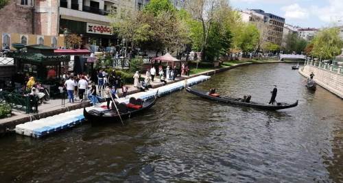 Eskişehir’de turist yoğunluğu Porsuk’ta kuyruklar oluşturdu