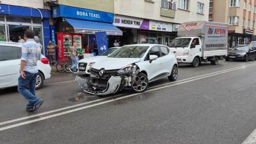 Eskişehir'de U dönüşü yapmaya çalışan otomobil motosikletle çarpıştı