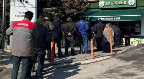 Eskişehir'de ucuz bakliyat kuyruğu!