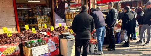 Eskişehir’de ucuz kuruyemiş kuyruğu uzuyor