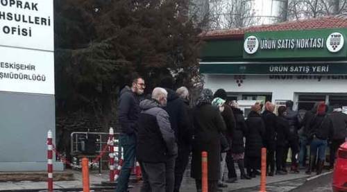 Eskişehir'de ucuz yağ kuyruğu: Fiyatını duyan sıraya girdi