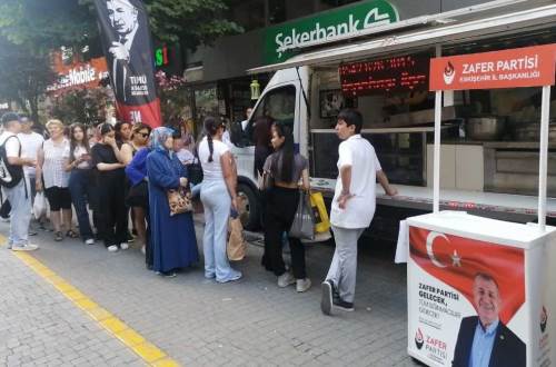 Eskişehir'de Ümit Özdağ’ın tahliyesi sonrası lokma dağıtıldı