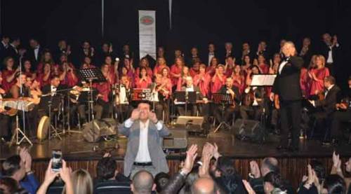 Eskişehir'de ünlü sanatçının konserine büyük ilgi! İçeri giremediler...