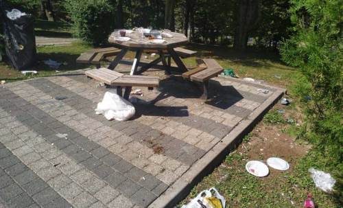 Eskişehir'de utandıran görüntü: Yiyip içip...