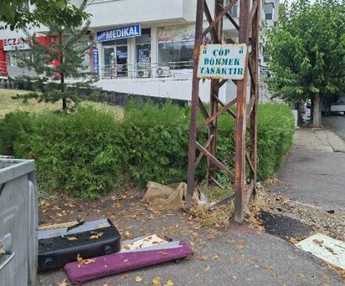 Eskişehir’de uyarının hemen altında tepki çeken manzara