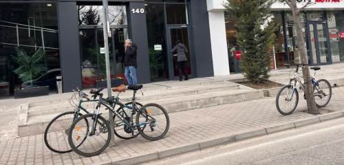 Eskişehir'de uyarıya rağmen ağaçlara bisiklet bağladılar