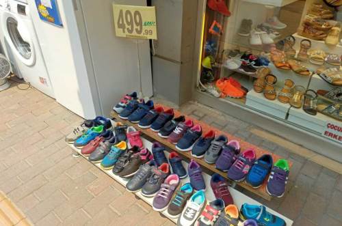 Eskişehir’de uygun fiyatlı çocuk ayakkabıları tezgahta