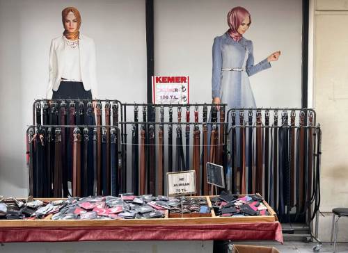 Eskişehir'de uygun fiyatlı deri cüzdanlar müşterilerin ilgisini çekiyor