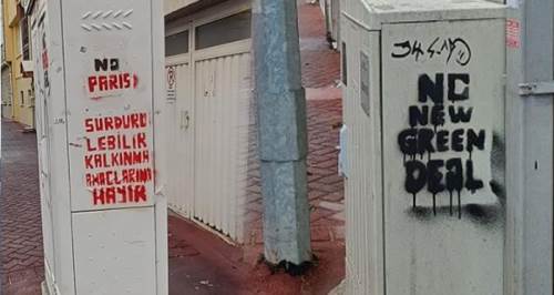 Eskişehir'de vandallar yazdıklarıyla merak uyandırdı