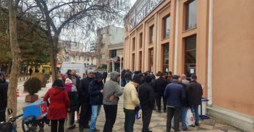 Eskişehir'de vatandaş soğukta bile önünde kuyruk oluyor!