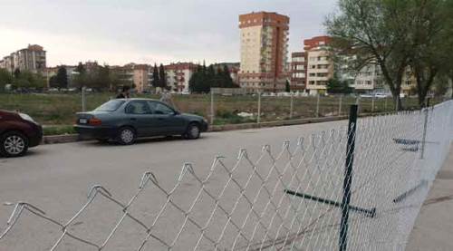 Eskişehir’de vatandaşlara sokakta tel örgü şoku!
