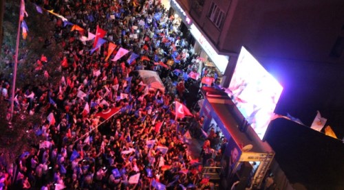 Eskişehir'de vatandaşlardan seçim kutlaması