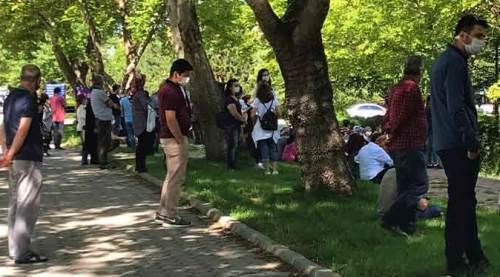 Eskişehir'de veliler sosyal mesafede sınıfta kaldı!