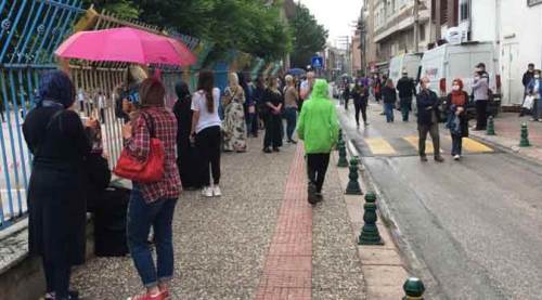 Eskişehir'de velilerden "virüsü umursamaz" bekleyiş!