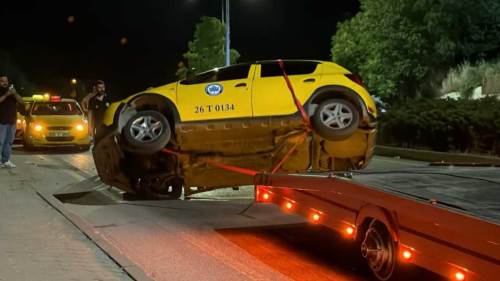 Eskişehir'de virajı alamayan taksi takla attı: 2 yaralı