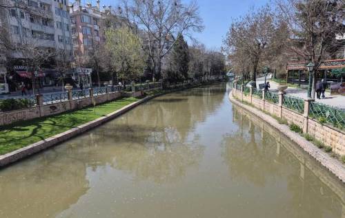 Eskişehir'de yağışlar Porsuk Çayı'nın rengini değiştirdi