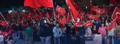 Eskişehir'de yağmur altında demokrasi nöbeti