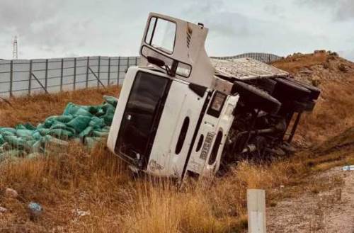 Eskişehir’de yağmur kazayı beraberinde getirdi! Kamyon şarampole devrildi