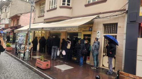 Eskişehir’de yağmur onlara engel olmadı: Kuyruk uzadıkça uzadı!