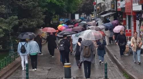 Eskişehir'de yağmur sonrası renkli görüntüler oluşturdu