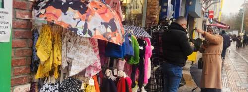 Eskişehir’de yağmurla birlikte şemsiye satışı patladı