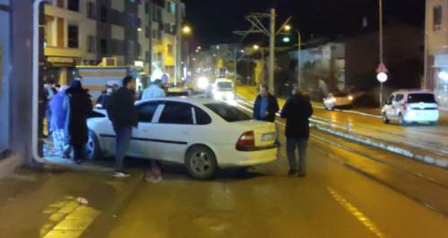 Eskişehir'de yağmurlu havada feci kaza! Tramvay yolunda... 