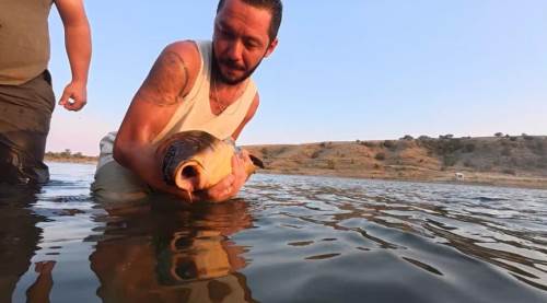 Eskişehir’de yakaladıkları balıkları yeniden suya bıraktılar
