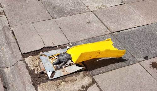 Eskişehir'de Yalbı Sokak’ta kırık elektrik kutusu tehlike saçıyor